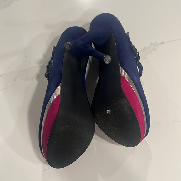 Lightly worn blue and magenta pump. - Picture 5 of 8